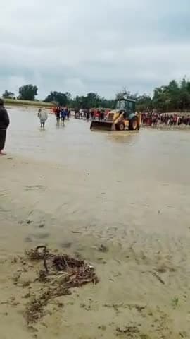 सिधाव: #bagha-2 Area ke Under champapur gonauli panchayat ke Gonauli malkauli ke bich Nadi me pani Aane ke karan Ek CAR fassa