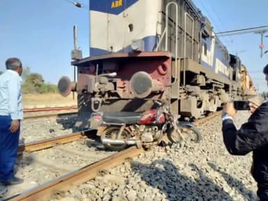 बनेड़ा: लाम्बिया का रेल्वे टेक पार करते हुए अचानक रेल को देख बालक हका बका मोटरसाइकिल छोड़ भागा बालक हादसा टला #रेल्वे#