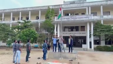 कर्नाटक : जिस कॉलेज में कल भगवा झंडा लहराया गया था आज वहां NSUI कार्यकर्ताओं ने तिरंगा झंडा फ़हराया 
#KarnatakaHijabRow