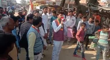 242 हुसेनगंज विधानसभा क्षेत्र के हथगांव ब्लॉक के नरौली चौराहा में जनसंपर्क करते कांग्रेस प्रत्याशी शिवाकांत तिवारी मिला रहा अपार जनसमर्थन
#परिवर्तन #ही #संकल्प #है #शिवाकांत तिवारी #ही #विकल्प है