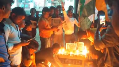 लालगंज: #भीरा बाजार में #पुलवामा हमले की बरसी पर शहीद वीर जवानों को दी गयी श्रद्धांजलि ।