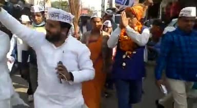 #शिकोहाबाद विधानसभा से Aam Aadmi Party Uttar Pradesh के प्रत्यासी भाई Sheelendra Verma जी के लिए CYSS Uttar Pradesh प्रदेश अध्यक्ष भाई Vanshraj Dubey जी के साथ प्रचार करते हुए AAP Youth Wing के प्रदेश उपाध्यक्ष UdayRaj Singh
