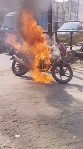 मुरादाबाद: #moradabadpolice #fireworks संभल चौराहा डबल फाटक मुरादाबाद क्षेत्र की यह घटना जहां अचानक एक बाइक मैं अचानक आग लग गई