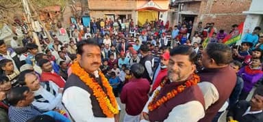शाहजहांपुर के पूर्व सांसद व पूर्व मंत्री (उत्तर प्रदेश) स्व० श्री राममूर्ति सिंह वर्मा जी के सुपुत्र ददरौल के होने वाले विधायक मा० राजेश वर्मा जी बरखेड़ा चुनाव प्रचार में।
#BarkheraWithHemraj #22meinbicycle