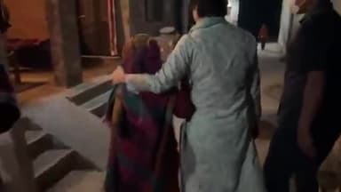 यह है अमेठी का भावनात्मक रिश्ता
स्वर्गीय राजीव गांधी जी को याद करके भावुक हुई अमेठी की अम्मा। प्रियंका गांधी जी से कहा कि आपके पिताजी यहां आते थे।
#PriyankaGandhiVadra #RahulGandhi #186amethi