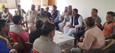 फुर्सत के पल,
आज प्रातः क्षेत्र के सम्मानित साथियों से अपने निवास पर मुलाकात हुई व साथ में चाय पर चुनावी चर्चा हुई।
आप सभी समर्पित सम्मानित साथियों का आभार।
#22meinbicycle