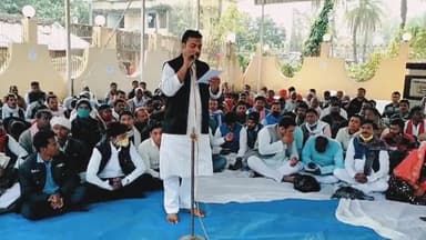 डुमरा अम्बेडकर स्थल पे वार्ड मेम्बरों के धरना को सम्बोधित करते हुए विधानपरिषद सीतामढ़ी-शिवहर कांग्रेस प्रत्याशी #नूरी_बेगम के पति मो असद (अध्यक्ष शिवहर जिला कांग्रेस कमिटि) इस धरना में कांग्रेस परिवार के सभी सदस्य उपस्थित रहे।
