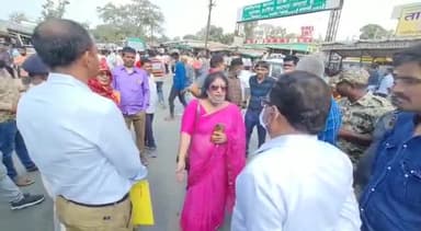 केशकाल: #भाजपाइयों की जमकर क्लास ली इन महोदया ने ये कौन है मैं नही जानता लेकिन बखिया उधेड़ दी इन्होंने भाजपाइयों की ।।#चक्का_जाम