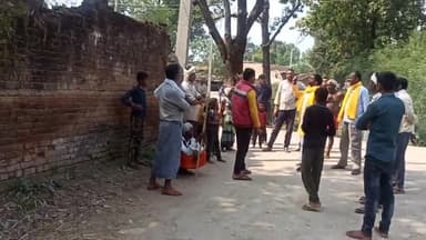 ग्राम पंचायत #कैरी के दलित बस्ती कालोनी की तार टूटी पड़ी थी जिसके कारण 3 दिनों से एक मुहल्ले की लाईट खराब की जानकारी हुई