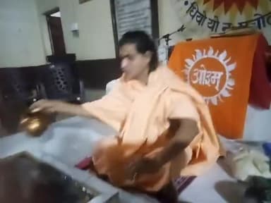 #पतंजलि के#योग#प्रचारक में राष्ट्रीय सम्मान लेने वाले विश्वामित्र जी के साथ#देव#पूजा मैं#संतराम आर्य आनंद लेते #इंदोर