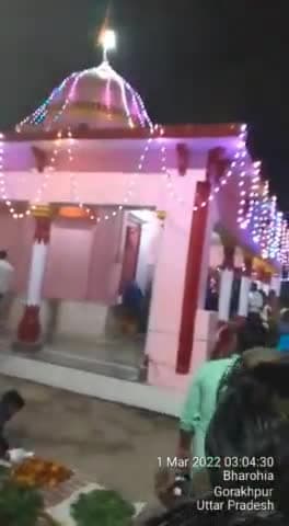 कैंपियरगंज: आज महाशिवरात्रि के पावन पर्व पर ग्रामसभा भरोहिया के श्री पितेश्वर नाथ मंदिर पर श्रद्धालु पधारे जल अर्पित किए
#कैंपियरगंज