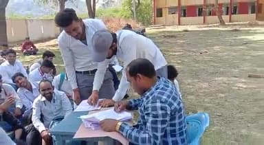 चरखारी: जिला शिक्षा एवं प्रशिक्षण संस्थान डायट चरखारी के प्रशिक्षुओं की प्रथम सेमेस्टर की #Teaching ( इन्टर्शिप) लगाई गई डायट प्राचार्य संतोष सक्सेना जी ने जिले के प्राथमिक विद्यालयों में टीचिंग लगाई गई