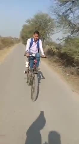 चरखारी: आई. टी.आई.चरखारी के प्रशिक्षार्थी #हरिचरन_कुशवाहा s/० हरदास एवं #इन्द्र कुमार_कुशवाहा_ABVP ने अपनी साईकिल को इलैक्ट्रिकल साईकिल बनाई जो इलैक्ट्रिकल बाइक से कम नहीं है सम्पर्क 9450713595 कम दाम मे बेहतर सफर
