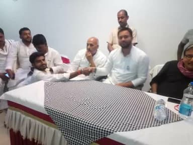 बिहार सरकार के पूर्व मंत्री सह मधेपुरा के क्रांतिकारी विधायक हमारे राजनेतीक गुरु बड़े भाईजी आदरणीय #प्रो०_चंद्रशेखर_जी को जन्मदिन की हार्दिक शुभकामनाएं #भगवान से #प्रार्थना है की आप ऐसे #राजनीति में आगे #बढ़ते_रहे।
#Happy_birthday 🙏