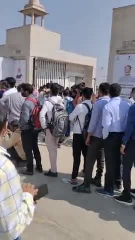 कोटा रोज़गार मेले में उमड़ी भिड़
नामी कंपनी नही आने से बेरोजगार हुए मायुष
लाखो में 2% जॉब
#ombirlakota
#narender_modi