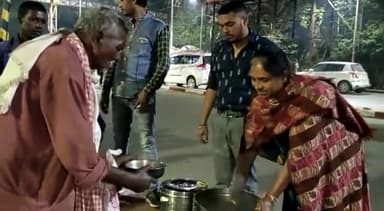 *टीम का उत्साह बढ़ाने के लिए पहुंची रोटी बैंक यूथ क्लब अध्यक्ष की मां*
#rotibankyouthclub
#धनबाद
#sewaparmodharma