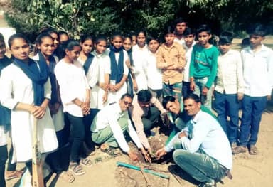 #अंकुर अभियान के तहत ग्राम असावती हाई स्कूल परिसर में किया गया पौधारोपण