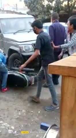पीएनटी चौक एक बाइक और स्कॉर्पियो की जोरदार टक्कर हो गई । बाल बाल बची जान। #katiharviral