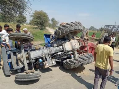 #मधवापुर में पलटा ट्रैक्टर टला सड़क हादसा कमालगंज