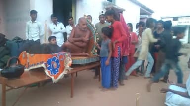 रानीपुरा स्कूल के बच्चों को आशीर्वाद देते हुये टीकमगढ़ मे परमपूज्य गणाचार्य 108#विरागसागर जी महाराज का 32 पिच्छीका के साथ भव्य मगंल प्रवेश 9/3/2022 टीकमगढ़.. मे