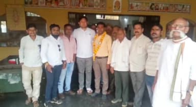अभनपुर: #पिपरौद के नवनिर्वाचित उपसरपंच #प्रेमचंद साहू ने छत्तीसगढ़ युवा कांग्रेस महासचिव यशवंत साहू से मुलाकात कर आशीर्वाद लिया