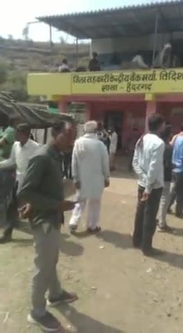 प्रधानमंत्री फसल बीमा का पैसा डालने के बाद बैंक में काफी भीड़ #फसल_बीमा
