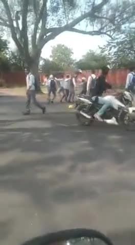 @agrapolice393 
स्कूली छात्रों के दो गुटों के बीच हुई मारपीट का वीडियो वायरल,
#थाना_न्यू_आगरा के दयालबाग का मामला...