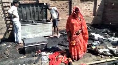 #देर रात्रि अज्ञात कारणों से ग्राम पंचायत चांदापुर के दो घरों में लगी आग
आग लगने से हजारों का सामान जलकर हुआ खाक