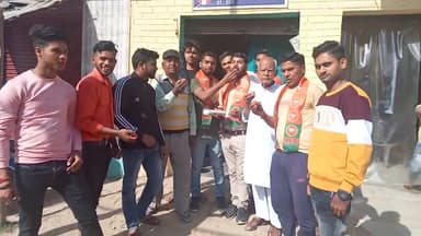 #पुनः प्रदेश में भाजपा की सरकार बनने पर एक दूसरे को मिठाई खिलाते भाजपाई