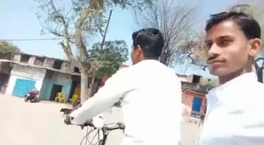 चरखारी: इलैक्ट्रिक साईकिल के खोजकर्ता आईं टी आई छात्र हरचरन के साथ भ्रमण करते हुए इलैक्ट्रिक साईकिल मे दोनो लोग  #इन्द्र_कुमार_कुशवाहा #ABVP
सम्पर्क 9450713595