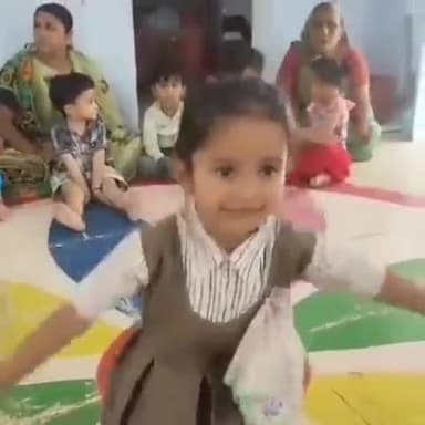 स्कूल यूनिफॉर्म पहनकर नन्हीं बच्ची ने किया कच्चा बादाम पर डांस , वीडियो Viral #viralvideos #cutebaby