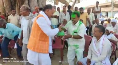 भवनाथपुर: समाजसेवी ने झगराखांड़ में होली मिलन कार्यक्रम कर ग्रामीणों को अंगवस्त्र देकर व अबीर गुलाल लगाकर दी होली की बधाई#उल्लास