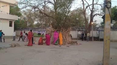 सवाई माधोपुर : होलिका दहन से पूर्व होलिका की पूजा करती महिलाएं
#holikadahan #swm #iamashu