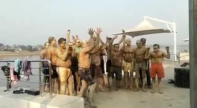 #पलामू_पतंजलि_परिवार_के_द्वारा
#कोयल_नदी_के_किनारे सुबह 7बजे
#मिट्टी_चिकित्सा_के_द्वारा_होली_खेला_गयाऔर #योग_किया_गया
