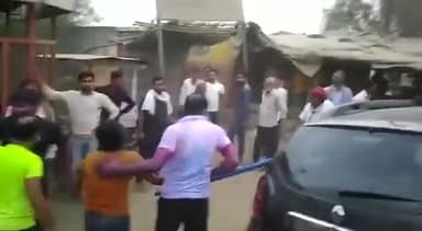 सतना निवासी पति पत्नी रामपुर से लौट रहे थे कार सवार एक युवती और दो युवको ने मार दी टक्कर जिसके बाद हुआ हंगामा #apnnews