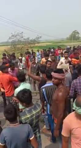 #खौफनाक
#बीड़ी_चौक से #मदनपुर वाला #सड़क_मार्ग जाने की क्रम में
#तरौना के एक #युवक_को_पीटकर_मौत के घाट उतार दिया और मौत