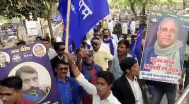 #देवास म.प्र.
#भीमआर्मी, #आजाद_समाज_पार्टी के कार्यकर्ताओं का फूटा गुस्सा।
#डॉ.#अंबेडकर_पार्क #नूतन_नगर के #सौंदर्यकरण और #निर्माण_कार्य को #रोके_जाने के #विरोध मे #रैली_निकाल #ज्ञापन #देने_आए_लोगो_ने #कलेक्ट्रेट_परिसर में, #धरना