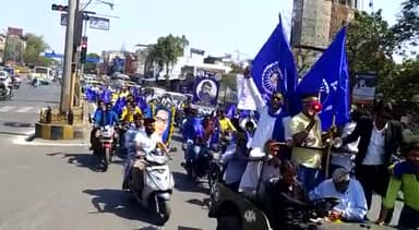 #देवास म.प्र.
#भीमआर्मी, #आजाद_समाज_पार्टी के कार्यकर्ताओं का फूटा गुस्सा।
#डॉ.#अंबेडकर_पार्क #नूतन_नगर के #सौंदर्यकरण और #निर्माण_कार्य को #रोके_जाने के #विरोध मे #रैली_निकाल #ज्ञापन #देने_आए_लोगो_ने #कलेक्ट्रेट_परिसर में, #धरना