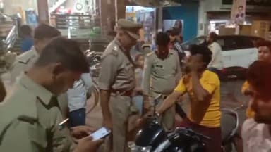 डेरापुर: झींझक चौकी प्रभारी देव नारायण द्विवेदी ने कस्बे वाहन चैकिंग के दौरान लोगों को हेलमेट के लिये किया जागरूक #पुलिस
#झींझक