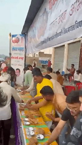 बहादुरपुर: मोहन सिंह यादव सैमरा पहाड़ द्वारा माता जानकी करीला धाम में पधारें श्रद्धालुओं को अन्नकूट प्रसादी वितरण किया।
#जय_माता_जी ⛳️⛳️