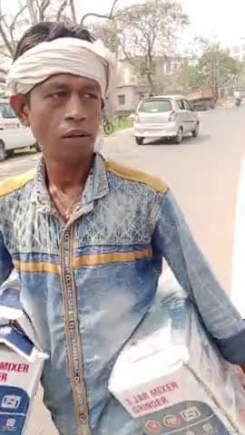 बेगूसराय: बेगुसराय में घर घर जाकर मासूम महीला को मिक्सर मसीन 1000 में बेच कर ठग रहा है
#इससे बचे