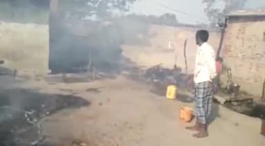 उतरौला: रामपुर अहिरन डीह में अज्ञात कारणों से लगी भीषण आग, दर्जनों घर जलकर हुई खाक #भीषण_आग #हादसा