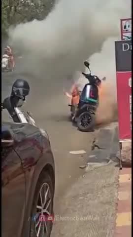 #Ola #Scooter बनी आग का गोला! बीच सड़क धू-धू कर जल उठा इलेक्ट्रिक स्कूटर, देखें हैरान करने वाला #video__