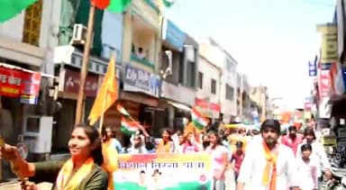 अभाविप मालवा प्रांत में रतलाम जिला की जावरा इकाई के कार्यकर्ताओं ने स्वाधीनता के अमृत महोत्सव के निमित्त 75 फ़ीट लम्बे तिरंगे के साथ रैली का आयोजन कर स्वाधीनता सेनानियों को नमन किया।
#ABVPTirangaRally #ABVP