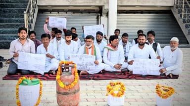 भाजपा निर्मित महंगाई के खिलाफ कांग्रेसजनों का हल्लाबोल।
हिन्दुस्तान की जनता ने ठाना है, #MehangaiMuktBharat बनाना है।