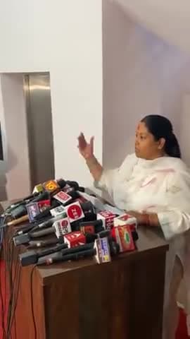 विधानसभा परिसर में #पत्रकार_साथियों से बातचीत करते हुये।
#अनुपमा रावत विधायक हरिद्वार ग्रामीण