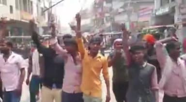 हाजीपुर: हाजीपुर के राजेंद्र चौक पर टोटो चालकों ने पुलिस के खिलाफ किया नारेबाजी । #hajipur #hajipurvaishali #vaishalinews