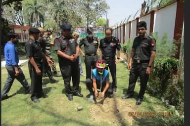 पर्यावरण संरक्षण की विश्व की सबसे लंबी साइकिल यात्रा ग्रीनमेंन नरपत सिंह राजपुरोहित 29422 किलोमीटर तय करके लखनऊ पहुंचने पर 
मेजर जनरल नरपत सिंह राजपुरोहित ने #ग्रीनमैन का स्वागत कर प्रशस्ति पत्र देकर सम्मानित किया