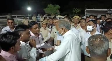 #बाड़मेर
CM अशोक गहलोत का बाड़मेर दौरा
मुख्यमंत्री अशोक गहलोत से मुलाकात कर ढाढ़ी मिरासी समुदाय के उत्थान के लिए वार्ता की