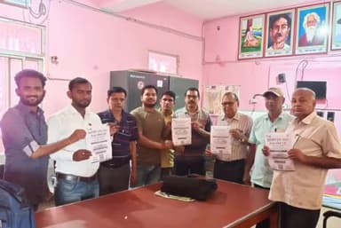 राजनीति में रुचि रखने वाले युवाओं के लिए एक बेहतरीन प्लेटफार्म है झारखण्ड युवा सदन 3.0
BSK कॉलेज बरहरवा प्रभारी प्राचार्य चंदन बोहरा जी को युवा सदन का पोस्टर दे कॉलेज में लॉन्च किया पोस्टर #yuvasadan